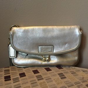 ⭐️Coach⭐️Metallic Gold Wristlet w/ Clasp